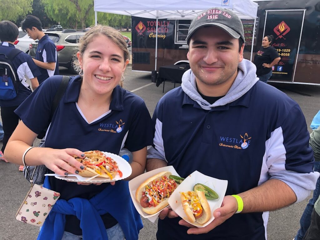 2 students eat hot dogs
